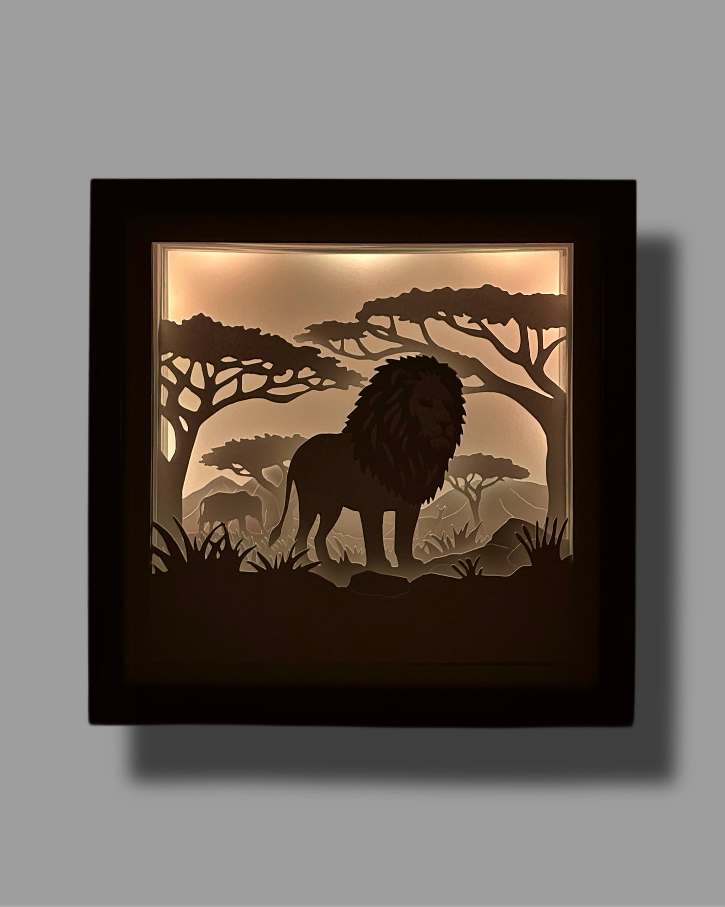 Löwe in der Savanne