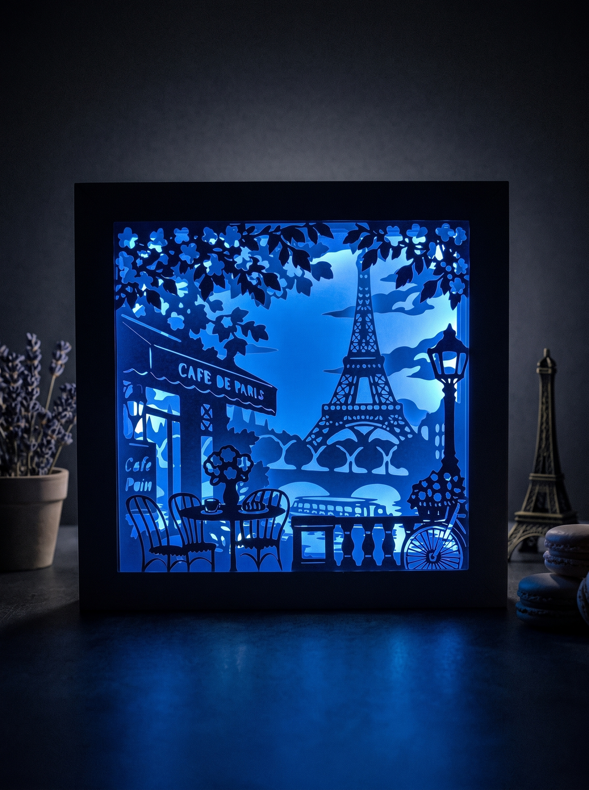 Paris-Lichtbox aus fünf Papierschichten, warmweiß beleuchtet