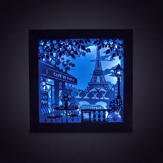 3D-Papierlampe mit Eiffelturm und Caféterrasse bei Nacht