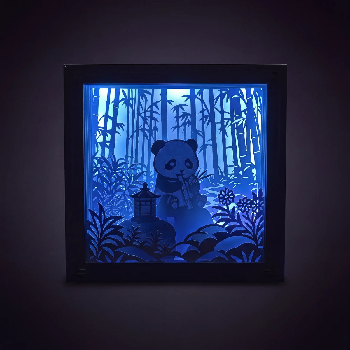 3D-Papierlampe mit Panda im Bambuswald, warmweiß beleuchtet
