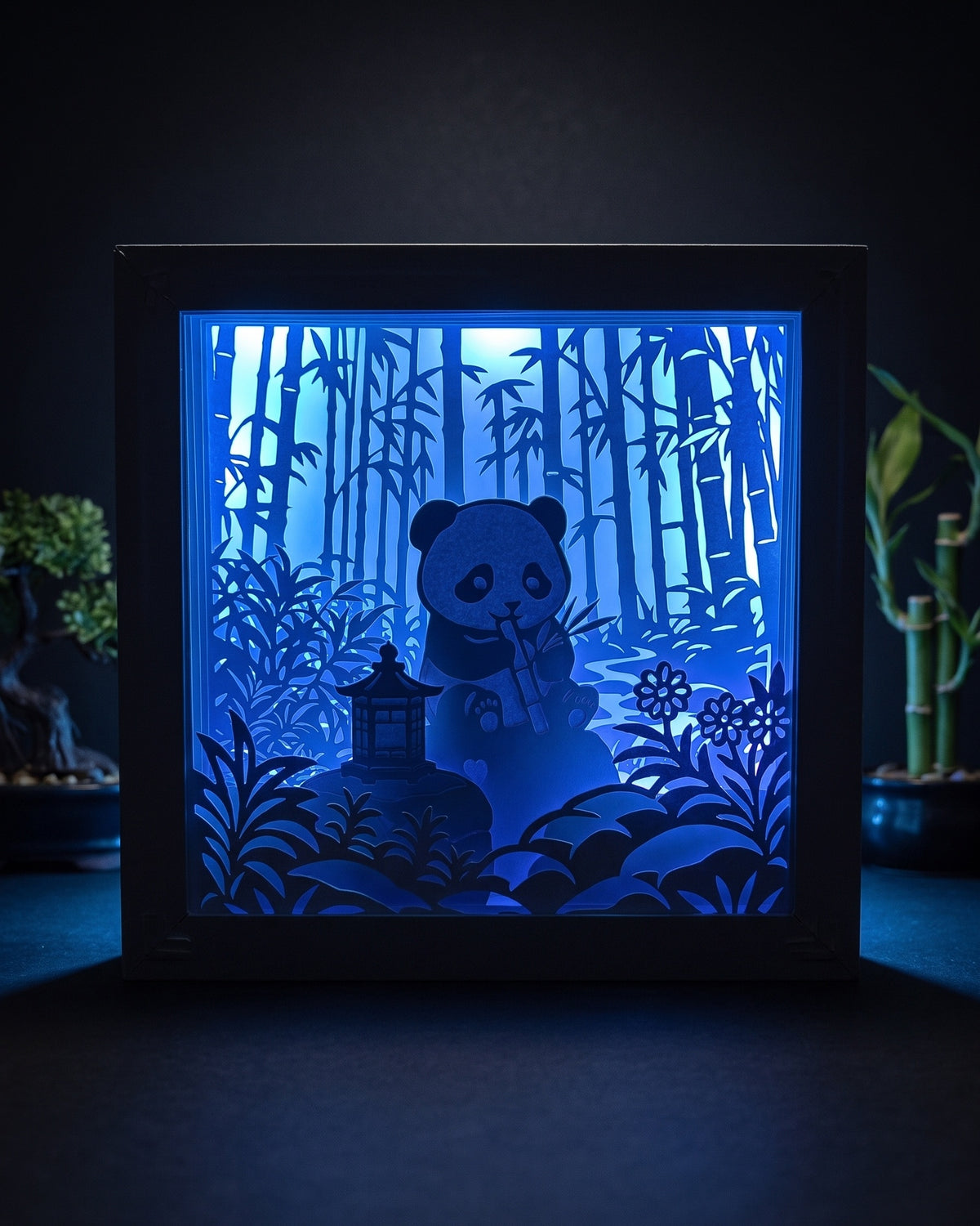 Panda-Lichtbox aus fünf Papierschichten im quadratischen Holzrahmen